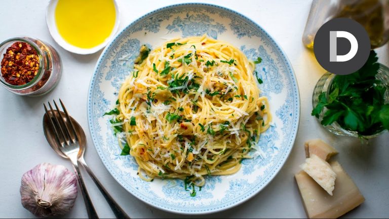 Spaghetti Aglio E Olio: 5 Ingredient Pasta Recipe!