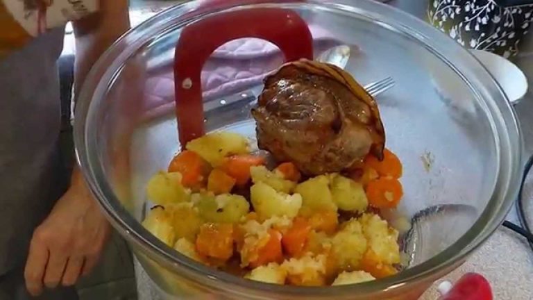 How to cook a roast pork joint dinner with the vegetables in the halogen oven.
