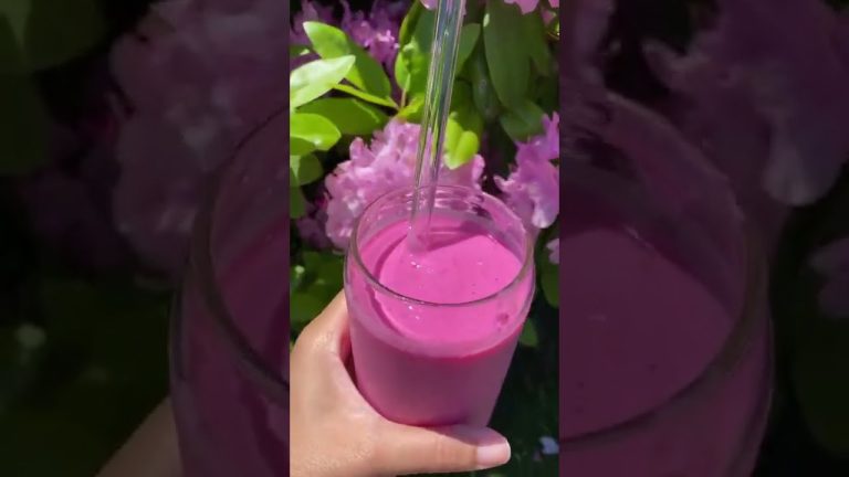 Tropical strawberry #smoothie #recipe #tutorial #vegetarian #homemade #healthy #diy #caloriedeficit