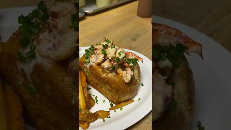 Buttery Lobster Roll   #seafood #recipes #shorts