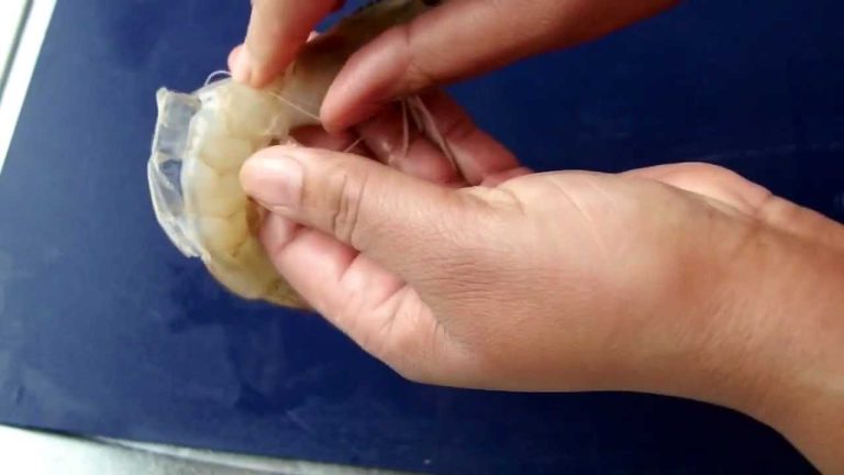 How to Prepare,Peel and  Devein Prawns For Seafood Recipes
