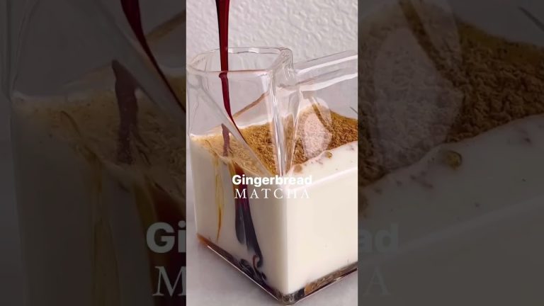 Gingerbread Matcha 🌱 #matcha #recipe #shorts #shortsvideo #foodie #christmas RECIPE IN DESCRIPTION