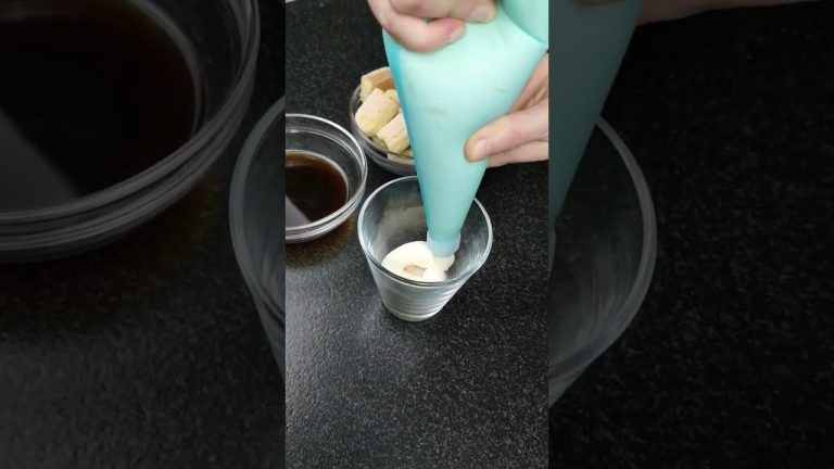 Tiramisu ☕😍 Rezept Weihnachtsdessert 🎄⛄ Dessert im Glas #dessert #tiramisu #recipes #sweets #shorts