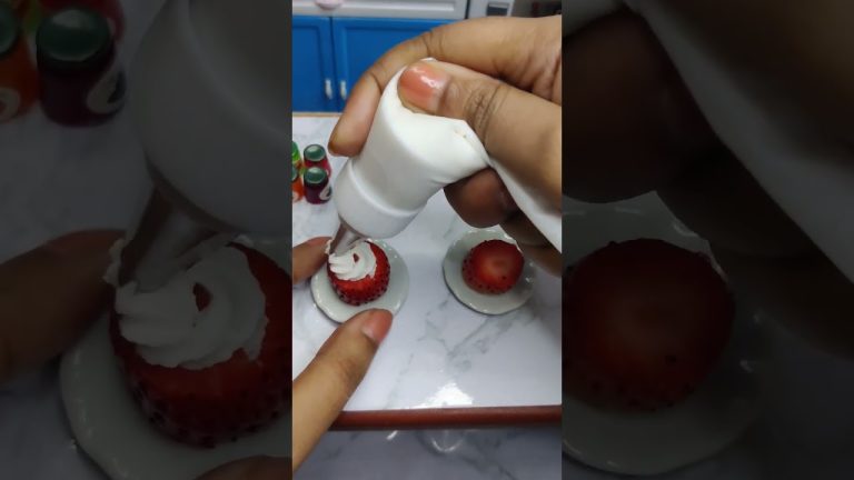 Christmas Strawberries Santa | Easy Christmas Dessert Recipes | Mini Food Basket