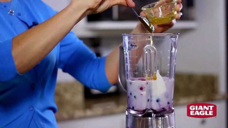How to Make a Mixed Berry Yogurt Smoothie – Recipe | Giant Eagle
