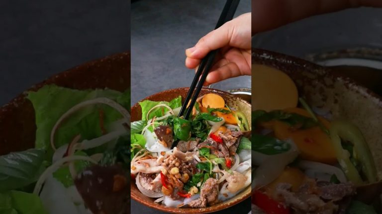 Steamed RICE SHEETS with chicken intestine 🤤 #helenrecipes #vietnamesefood #asian #shorts #chicken