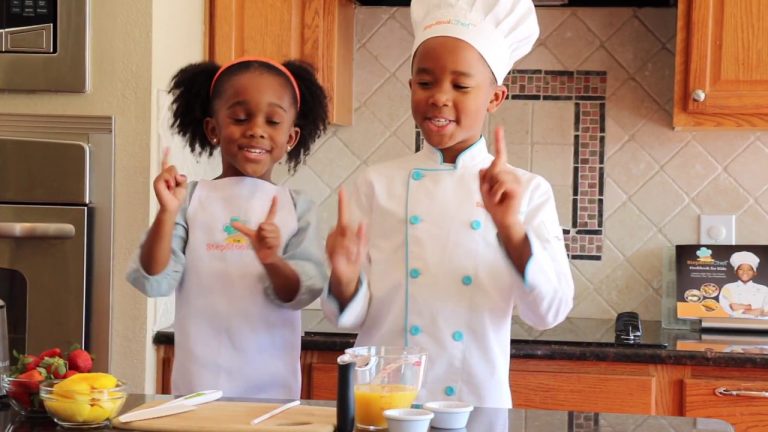 Teaching Kids How to Make a Breakfast Smoothie | Kid and Toddler Friendly Recipe