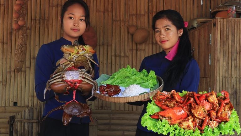 Yummy seafood recipes – Cooking crab curry tasty with salad for snack – Healthy food with Nisa