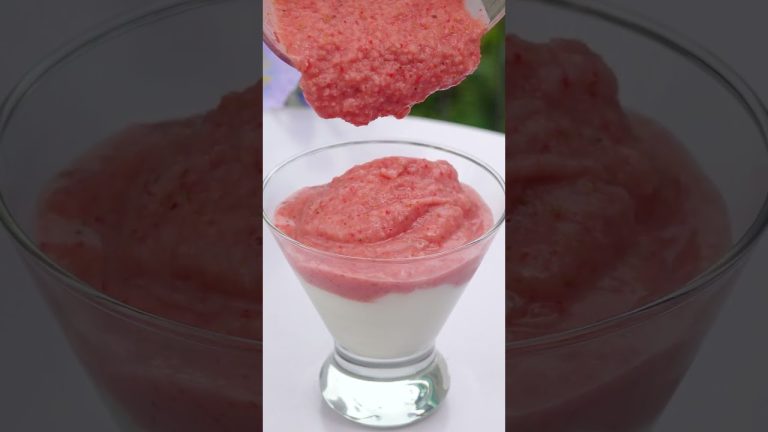 🍓🍓Strawberry yogurt smoothie, did you know!😉|( ASMR) | #tiktok #shorts#cat#pet#strawberries #yogurt