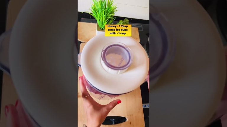 Easy & tasty strawberry smoothie recipe 😘😋😳 #shorts #shortsvideo #strawberrysmoothie