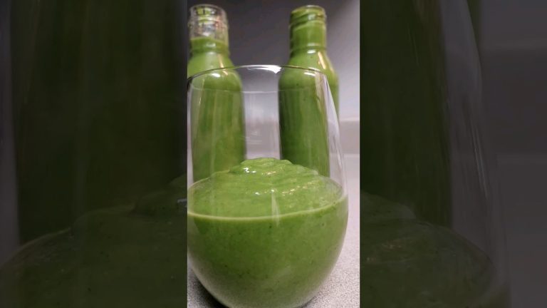 Green smoothie with kale and avocado | #breakfast #smoothie #howto #tutorial #recipe