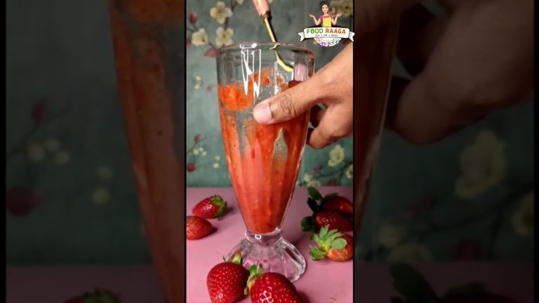 Strawberry Milkshake🍓 Christmas 🎄 Smoothie #shorts #shortsfeed #yt #youtubeshorts #food