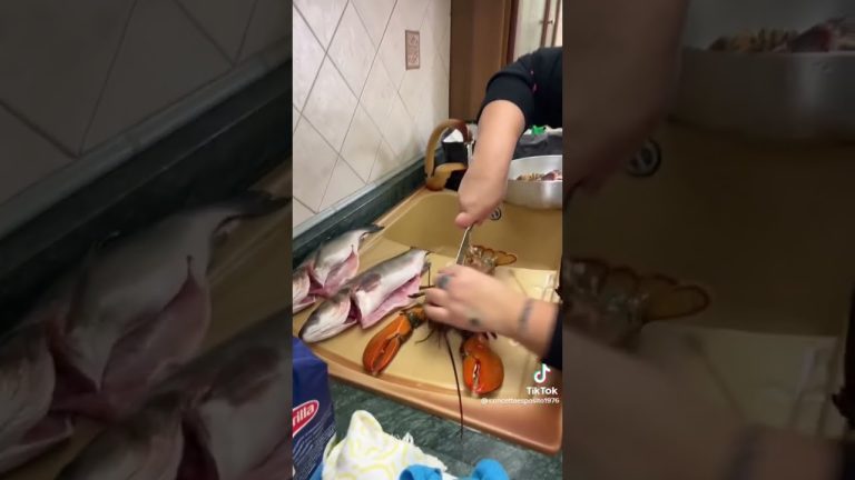 COSI SI APRE L’ ARAGOSTA 🦞 #foodporn #food #cena #cucina #fyp #recipe 📹TT by CONCETTAESPOSITO1976