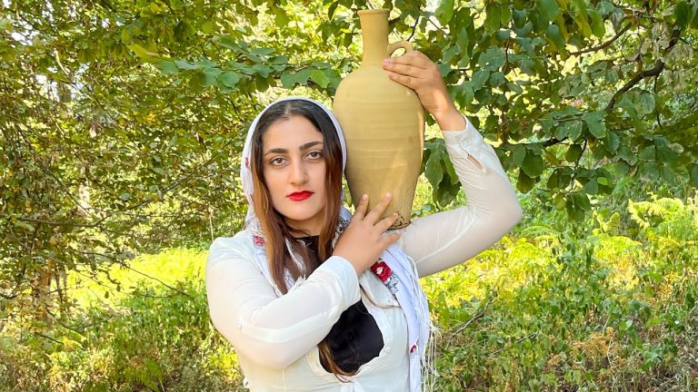 Cooking chicken and pasta is a delicious dish_ Village recipe