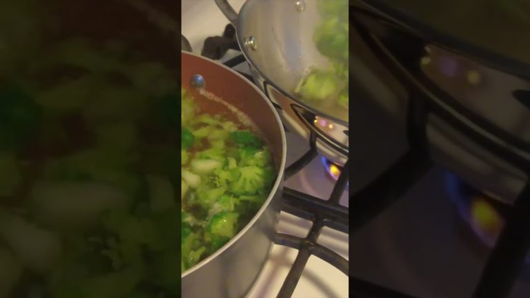 Start 2023 with this EASY and HEALTHY broccoli pasta! #shorts #italianfood