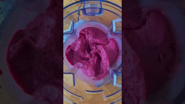 Tart Cherry Berry thick smoothie recipe #healthyrecipes #smoothiebowl #nicecream