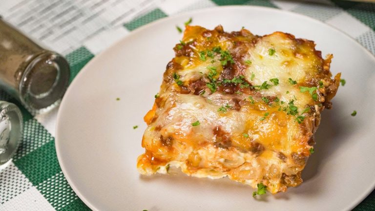 Creamy And Cheesy SOUR CREAM BEEF MACARONI CASSEROLE | Recipes.net