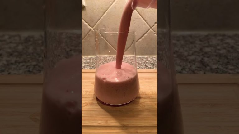 EASY STRAWBERRY BANANA SMOOTHIE #shorts #easyrecipe #smoothie #strawberrybananasmoothie