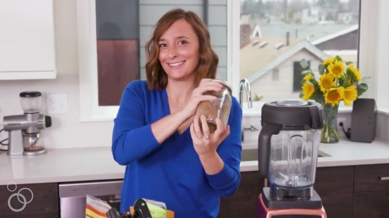 The BEST Blueberry Banana Smoothie for every morning! Recipe included! #SmoothieRecipes #Wellness