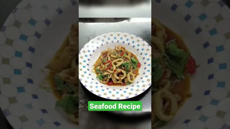 SQUID FRY WITH BASIL  SEAFOOD FULL SPICY😋❤ THAI STYLE #shorts #recipes #squid