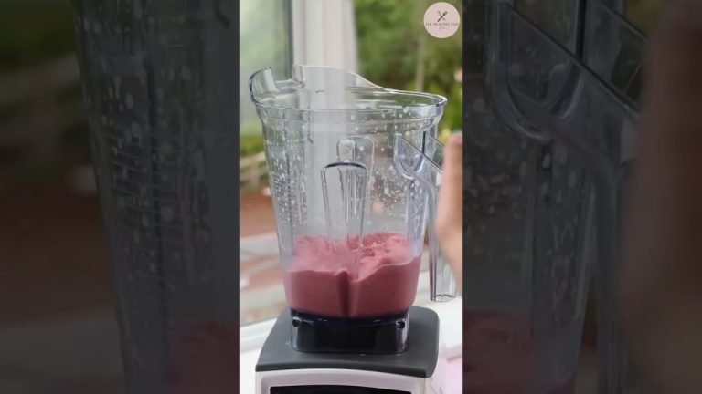 Strawberry Banana Smoothie Bowl #shorts #healthyrecipes #smoothierecipes