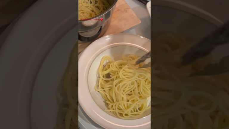 Simple delicious pasta☺️with meatless red sauce👍