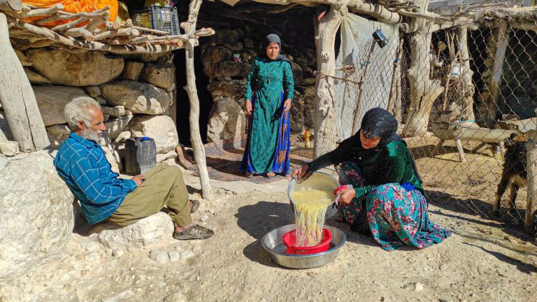 Easy pasta cooking technique: is the Perfect pasta recipe! / دستور پخت آسان ماکارونی عالی در روستا