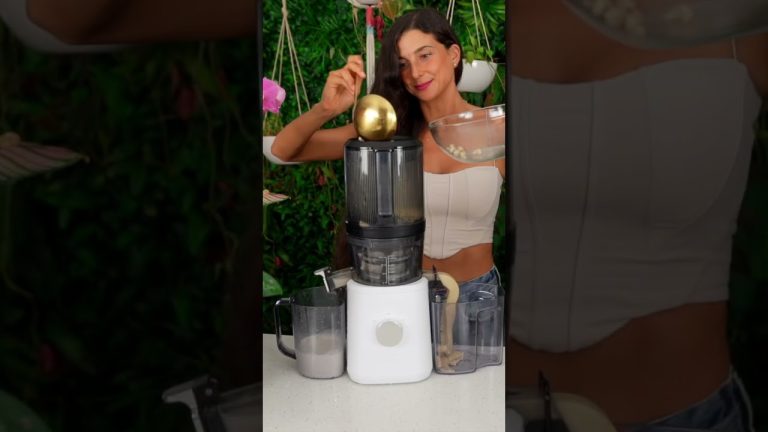 BEST RAW VEGAN CHOCOLATE MILK 🍫🥛 Bookmark this recipe! 👈🏽 It does a body good. 😉