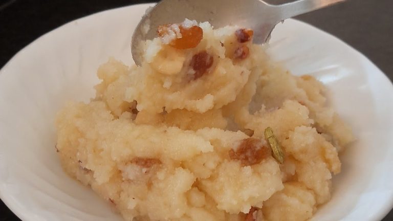 Sooji coconut Halwa | सूजी का स्वादिष्ट दानेदार हलवा | Indian dessert