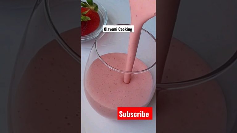 STRAWBERRY SMOOTHIE #shorts #easyrecipe #smoothie #strawberrybananasmoothie