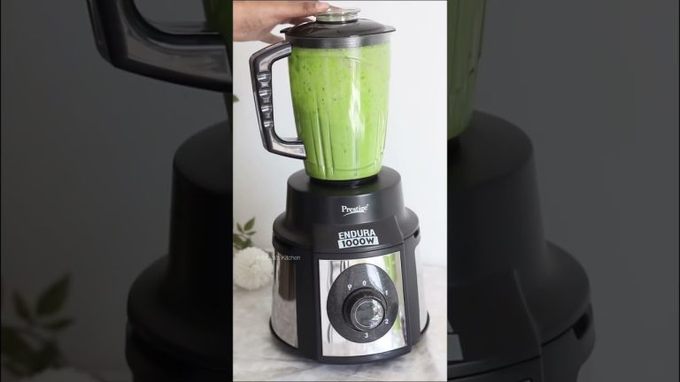 Green detox breakfast smoothie for the day 💕💚 #shorts #shortvideos #smoothie #greensmoothie #drink