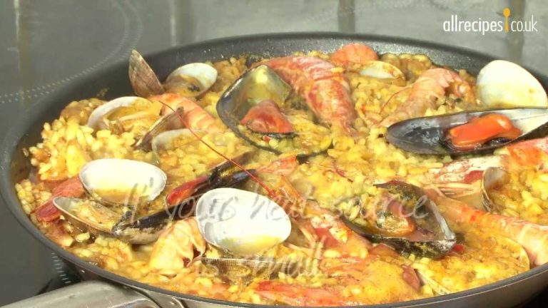 Paella recipe – How to make paella – Seafood paella
