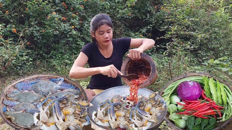 Crabs hot spicy chili with fresh vegetable, Seafood yummy – Solo cooking in forest