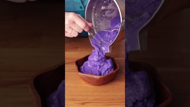 Dragon fruit smoothie bowl