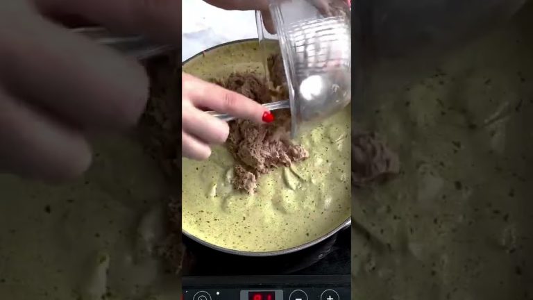 CHEAP EATS: Creamy Pesto Pasta 😍 Who wants the recipe?! #mealplan #shorts #glutenfree #recipe