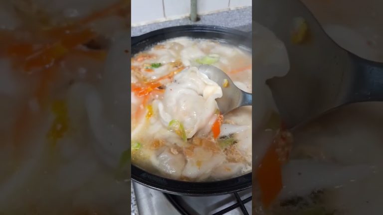 LET'S EAT KIMCHI DUMPLING SOUP  🍲 😋 DELICIOUS RECIPE  !! 김치 만두 너무 맛있어요!# SHORT