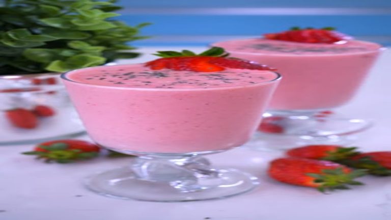 ૧ મીનમાં બનાવો ટેસ્ટી સ્ટ્રોબેરી બનાના સ્મૂથી | Quick Strawberry Banana Yogurt smoothie | #shorts