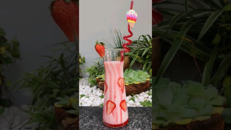 Strawberry smoothie in 1 minute | Tasty smoothie #shorts