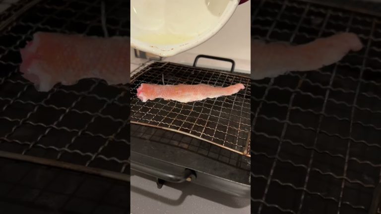 200℃の油を甘鯛のウロコにかける魚のポップコーンが美しすぎる！ #shorts