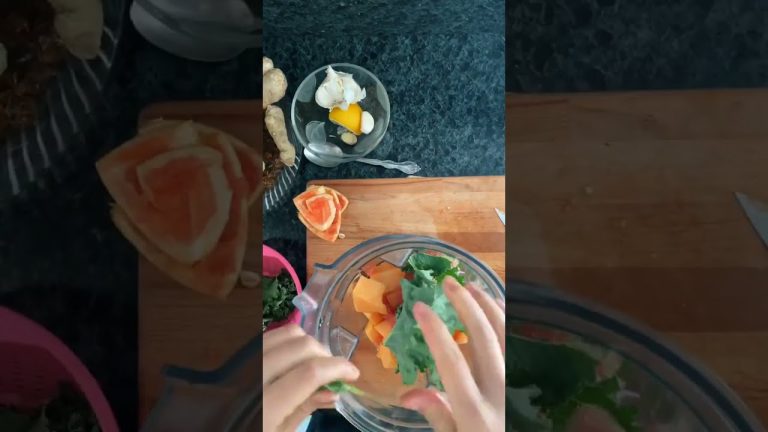 How to Make A Kale Smoothie That's Not Gross #smoothierecipes #holistichealth #easyrecipe