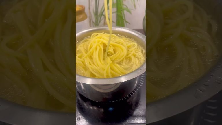 Spaghetti aglio e olio with cherry tomatoes | Spaghetti pasta #shortsfeed #pastarecipe #viralshorts