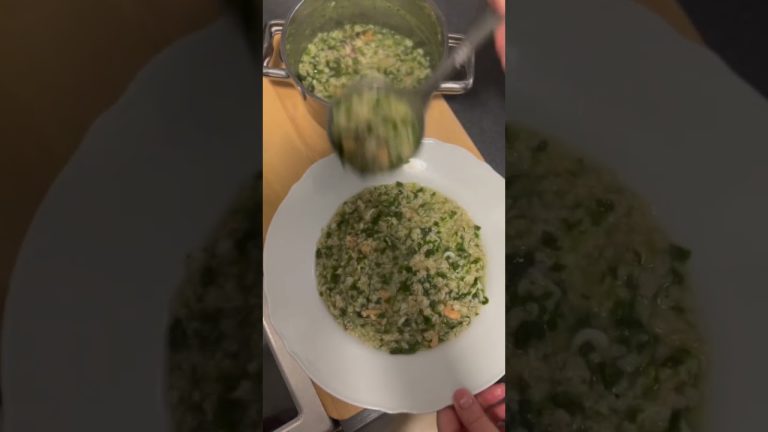 Oatmeal with spinach and seafood