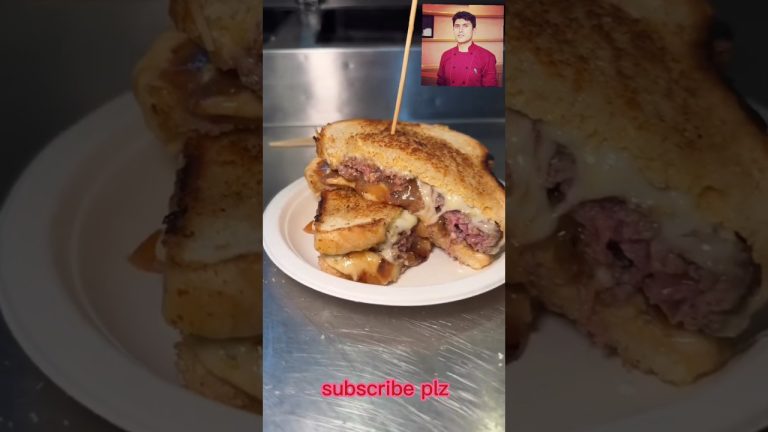 Street Food Sandwich 😋🥪 Beef And Cheese/#ytshorts #shorts #youtubeshorts #snacks