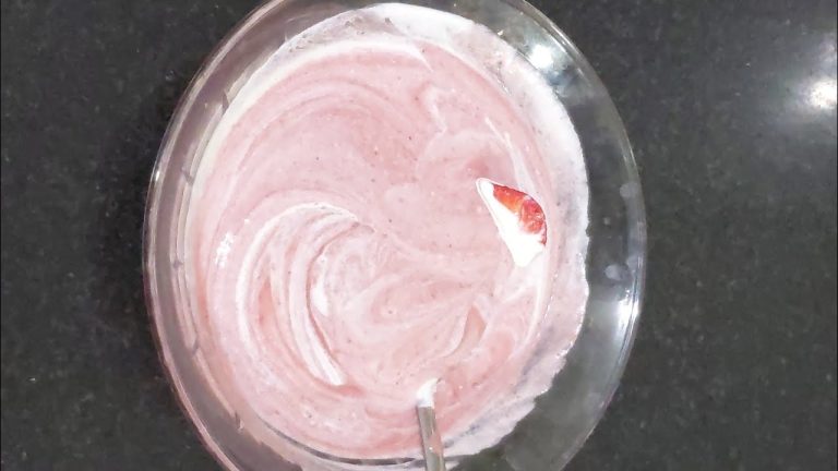 काजू, केला, स्ट्रॉबेरी की कैल्शियम से भरपूर स्मूदी | Calcium Rich Smoothie | healthy recipe #shorts