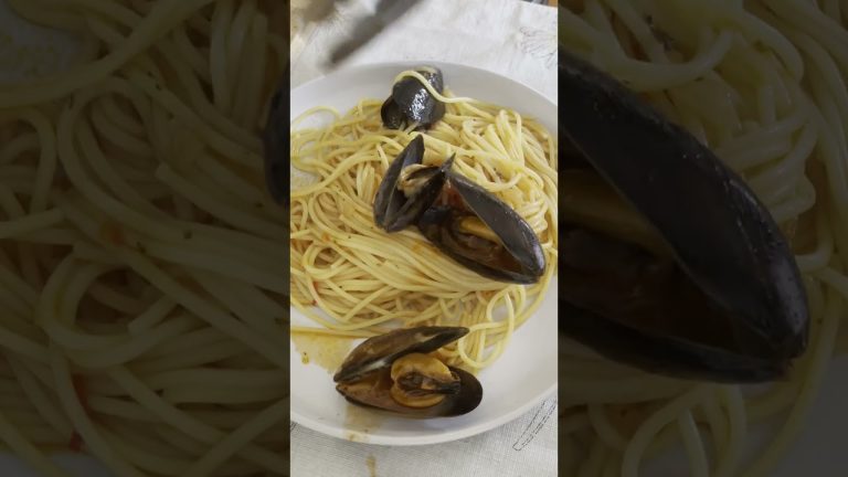A Delicious Seafood Pasta Recipe: Spaghetti with Mussels in White Wine Tomato Sauce #shorts