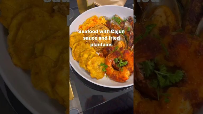 sticky rice and beans with plantains and seafood sauce #haitianfood #jamaicanfood #fry #shorts