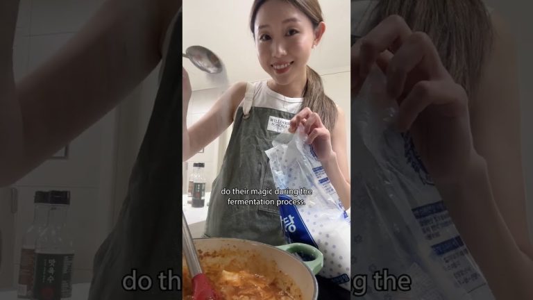 Quick Kimchi Jjigae Recipe #kimchijjigae #kimchistew #koreanfood #shorts #kimchi