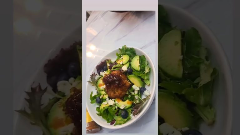 Crab cake salad 😋 #food #crab #salad #seafood #healthy #youtubeshorts #easy #recipe #chefjencuisine