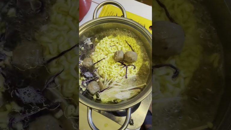 Cooking Korean spicy noodle soup with seafood so yummy #shorts