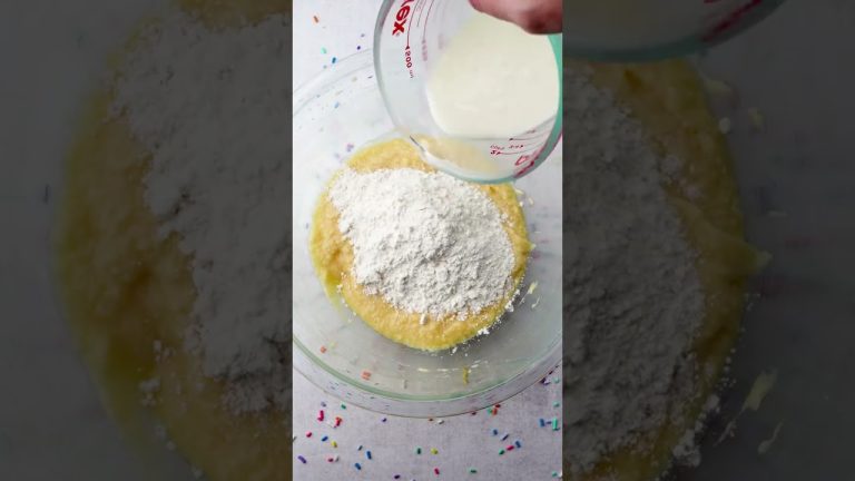 Delicious Vanilla Cupcake Recipe! 🧁🤤 #desserts #shorts